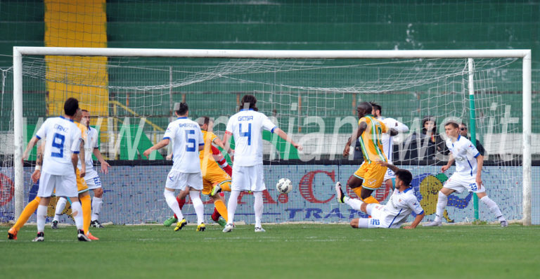 Avellino, salvezza col brivido: è pari contro il Como. Rivivi il live