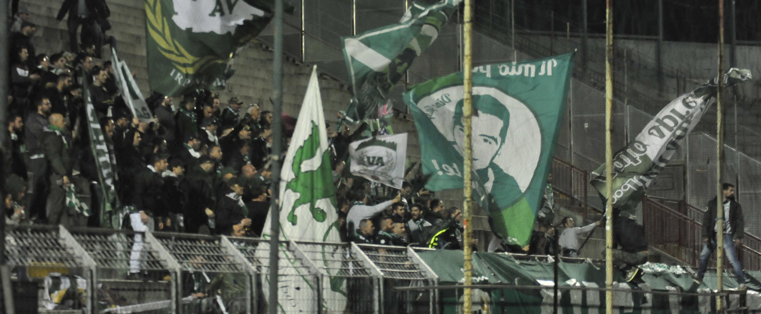 Avellino Calcio – Violenza fuori dal “Menti”: assaltato un bus di tifosi irpini