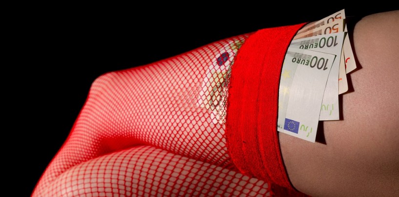 Favoreggiamento e sfruttamento della prostituzione, obblighi di firma e sequestro