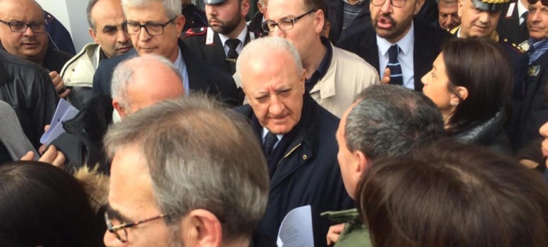 VIDEO/ Mercatone Uno, De Luca incontra i dipendenti: subito un incontro in Regione