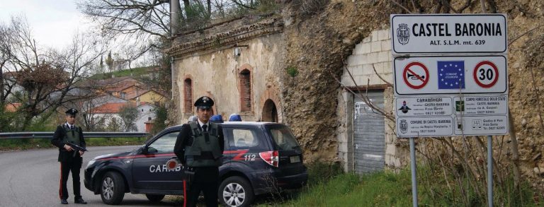 Minaccia la madre con catena e bastone, 16enne denunciato