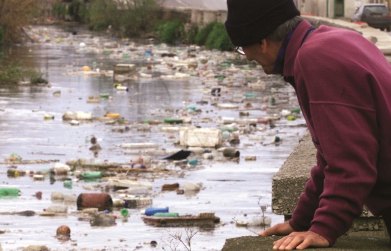 Fiume Sarno, gestione illecita di rifiuti: denunciato titolare industria conserviera