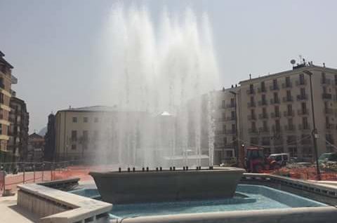 VIDEO/ Piazza Libertà: l’acqua torna a “zampillare” dalla fontana bianca