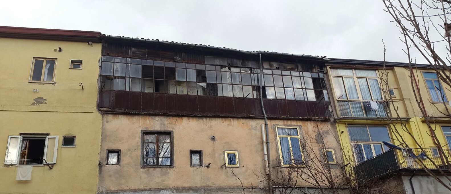 Crolla il tetto in legno, palazzina sgomberata in Via Tedesco