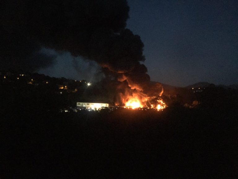 VIDEO/ Incendio sulla Variante, a fuoco autodemolizioni Urciuoli