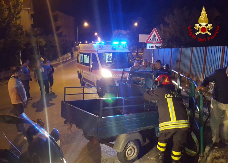Finisce fuori strada con l’Apecar, paura per un 80enne