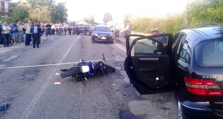 Scontro mortale sulla Statale, Mirabella piange il giovane centauro Gabriele