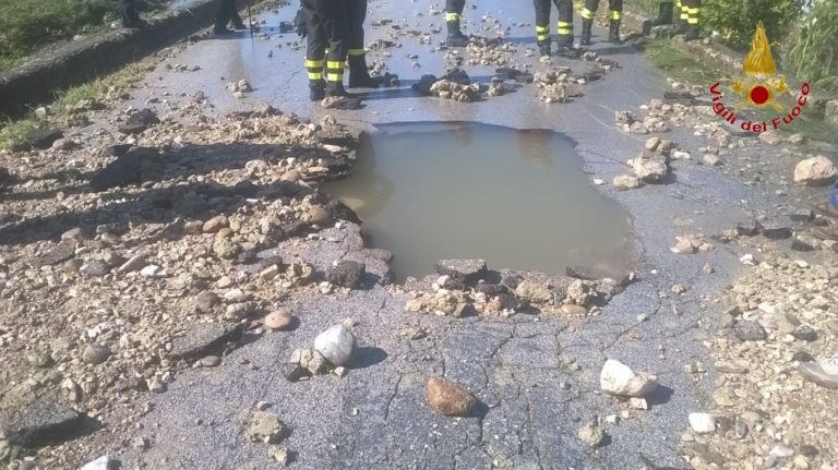 FOTO/ Scoppia la condotta idrica, colonne d’acqua fino a 30 metri