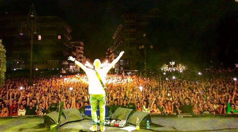 VIDEO e FOTO/ Alex Britti travolge Avellino, in migliaia al Corso per l’atteso concerto 