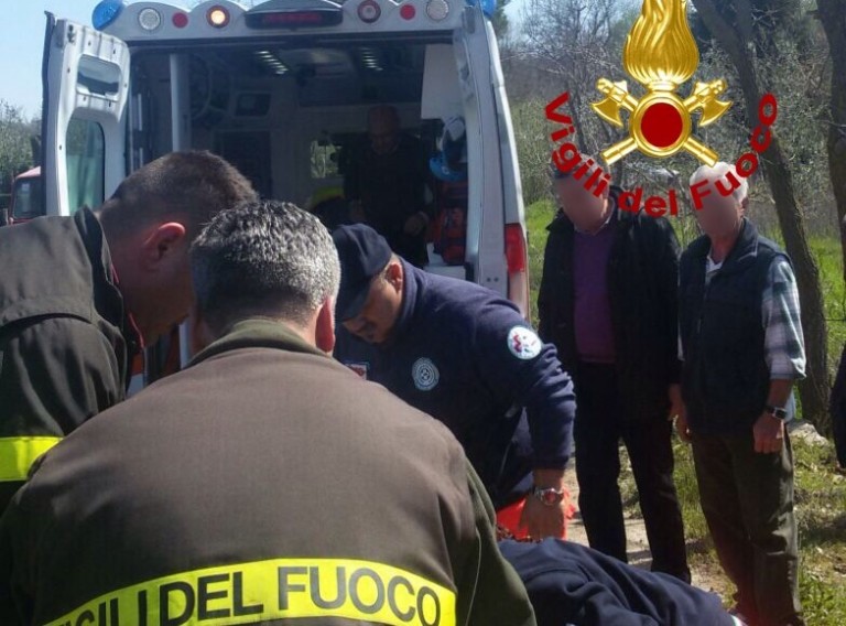 Precipita in un burrone. Anziano salvato dai caschi rossi
