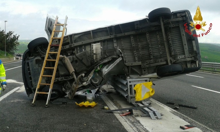 Incidente sull’A16, due feriti all’ospedale 