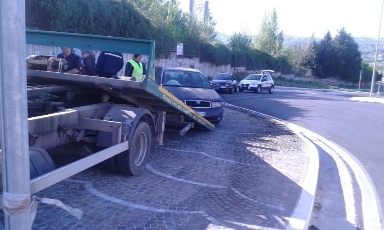Paura sulla Bonatti ad Avellino, auto sbanda e finisce contro il marciapiede