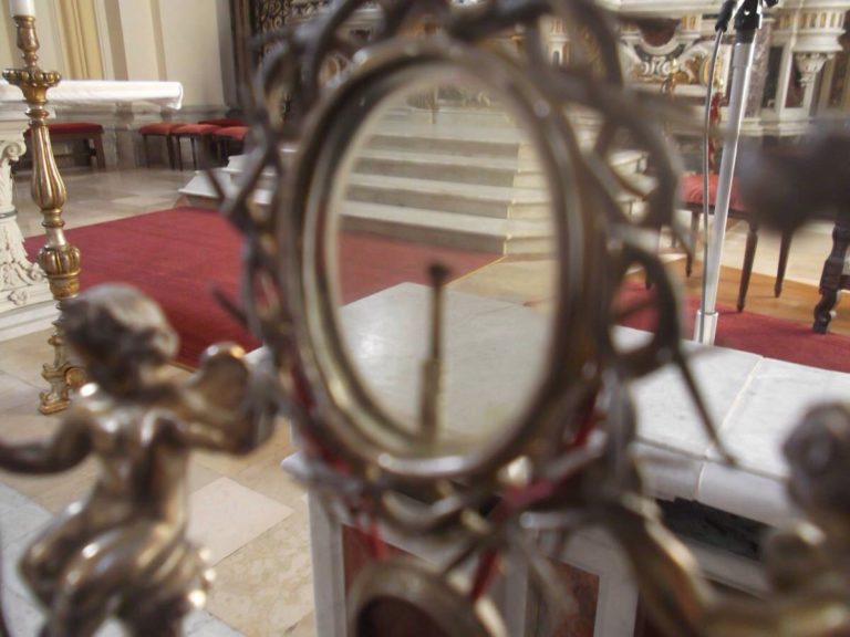 Bagnoli Irpino grida al miracolo, sanguina la Sacra Spina