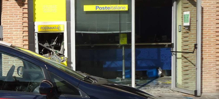 Piazzano esplosivo e fanno saltare bancomat, banditi in fuga senza il malloppo