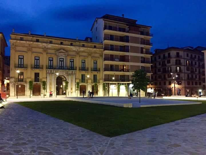 Ragazzino picchiato in Piazza Libertà, è caccia agli aggressori