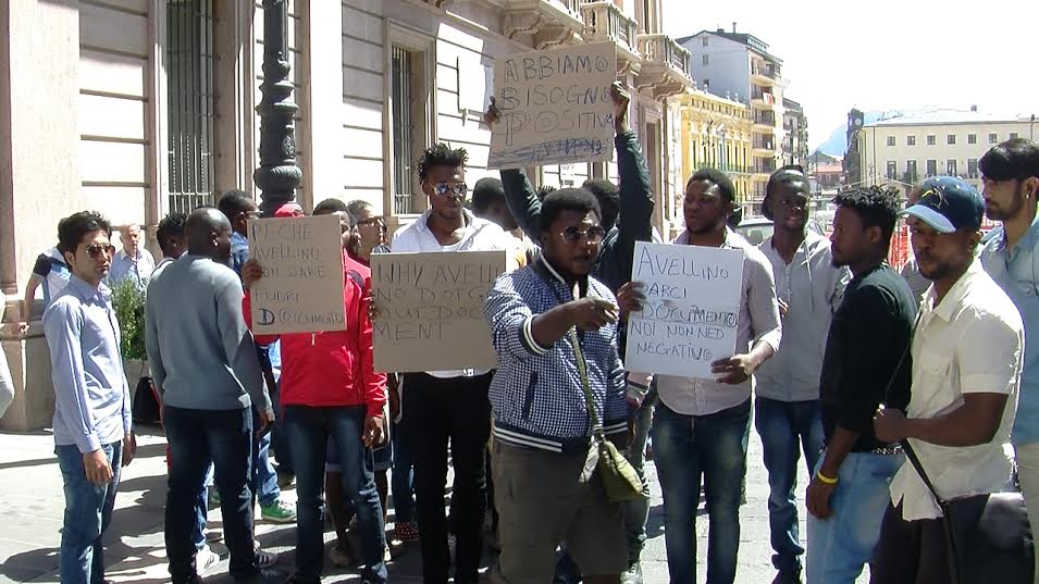 Video/ Monta la protesta dei profughi in Prefettura. Vitale (Cgil): “Richiedono protezione umanitaria”