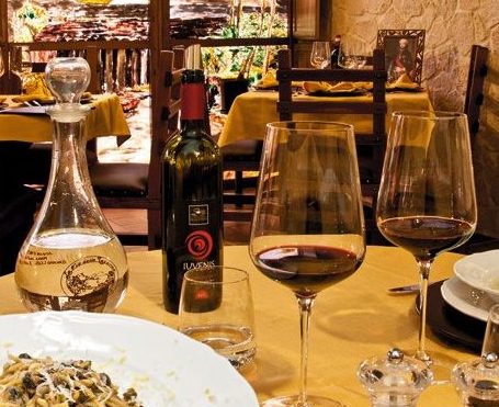 Un angolo del ristorante La via delle taverne