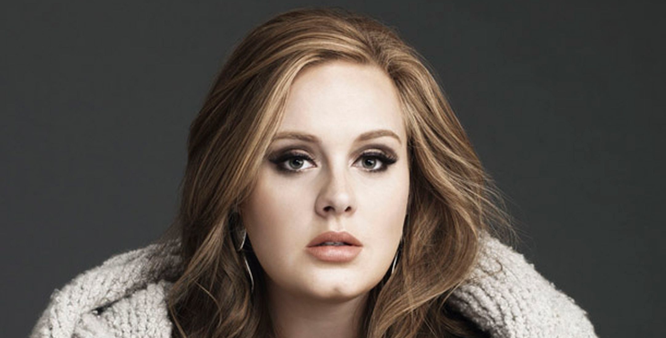 Adele, shock sulla pagina Fb: foto di nudi e cani maltrattati