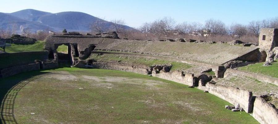 “Il Viaggio dei NeaCo’”, la favola in forma di concerto nell’anfiteatro romano di Avella
