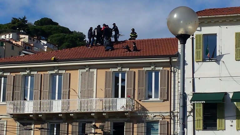 FOTO/ Uomo minaccia di lanciarsi nel vuoto a Sanremo