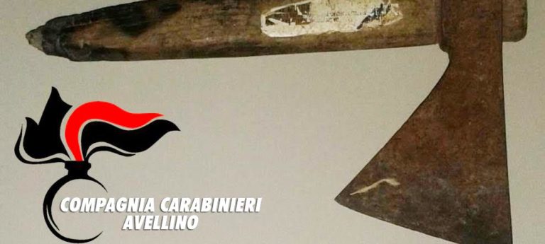 Minaccia la madre e il fratello con un’ascia e aggredisce i carabinieri, arrestato