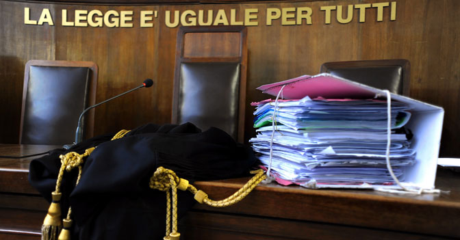 Sesso in tribunale, avvocati beccati in bagno