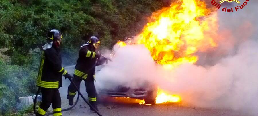 Auto in fiamme sul raccordo Avellino-Salerno, traffico paralizzato