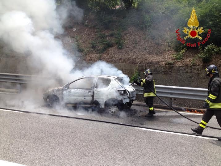 Paura sulla A-16, auto in fiamme sulla carreggiata: rallentamenti al traffico