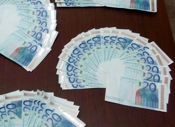 Euro e dollari falsi, sequestro in Irpinia: scoperto il sistema di una 40enne