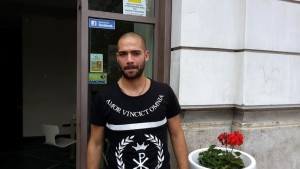 Davide Biraschi sotto la sede dell'Avellino