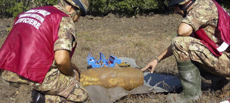 FOTO/ S. Angelo, artificieri al lavoro per disinnescare una bomba d’aereo