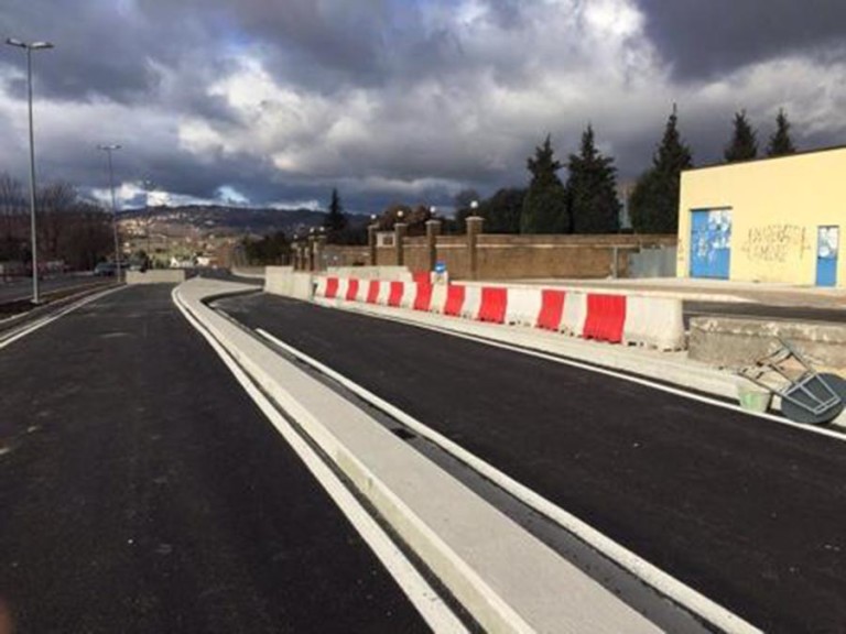 Incidente sulla Bonatti, diciottenne trasportata in ospedale