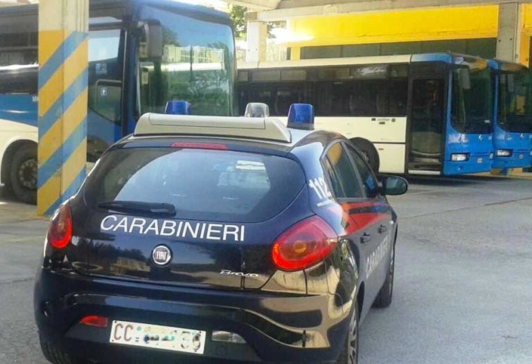 Vendeva agli studenti abbonamenti del bus falsi, truffa da 15mila euro