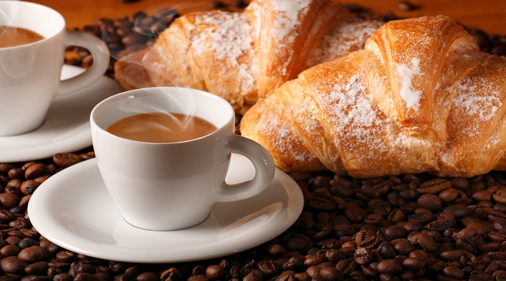 caffè caldo con croissants freschi