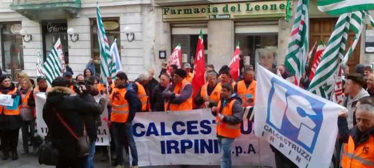 “L’azienda è nostra e non si tocca”. Gli operai della Calcestruzzi Irpini in protesta