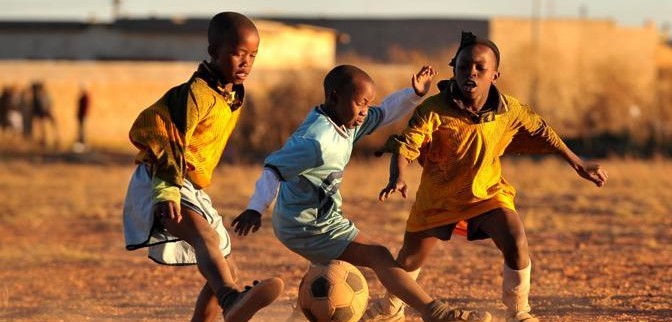 81960 Johannesburg Soweto alcuni bambini giocano a calcio