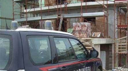 Costruzioni abusive in zona a rischio frana: denunciato