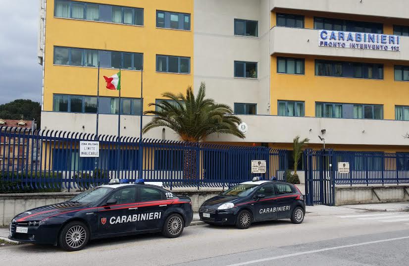 Disturba i clienti di un negozio e aggredisce i Carabinieri: arrestato 22enne