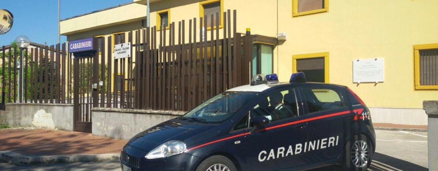 Ruba vestiti, poi spacca il cellulare che l’ha fotografata: ladra nei guai ad Atripalda
