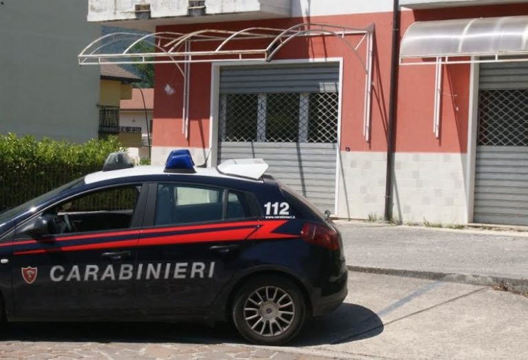 Confezionano cibi nel deposito di scope e strofinacci: chiusi due bar