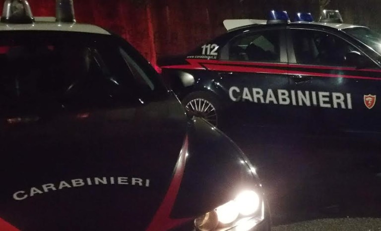 Vallata – In sei a bordo di un’auto rubata forzano posto di blocco: scattano le denunce