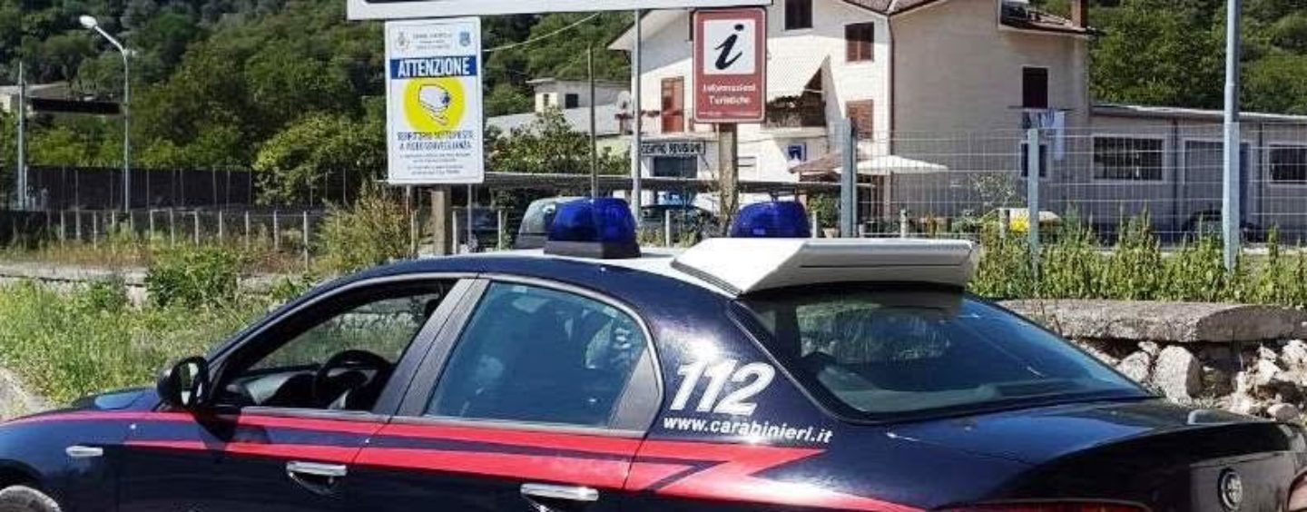 Montella, mattinata di paura: 30enne lancia pietre e minaccia carabinieri con motosega
