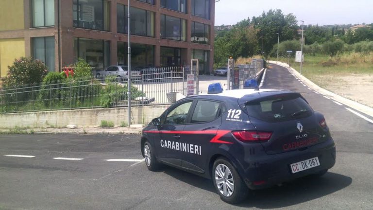 Banda di ladri messa in fuga dai carabinieri: tentavano furto in un mobilificio