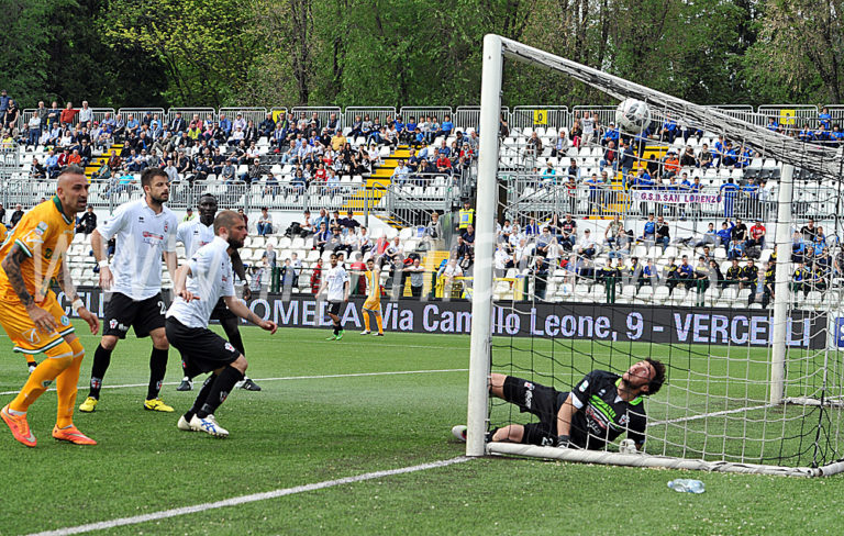 Castaldo evita la beffa: Avellino illeso con l’orgoglio a Vercelli. Rivivi il live