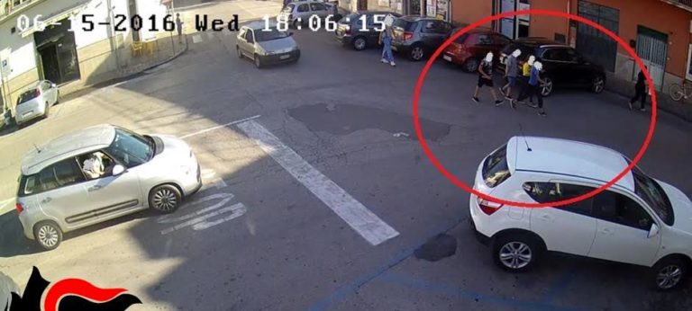 Insulti e minacce su Facebook e poi la violenza di gruppo, vittime due minorenni