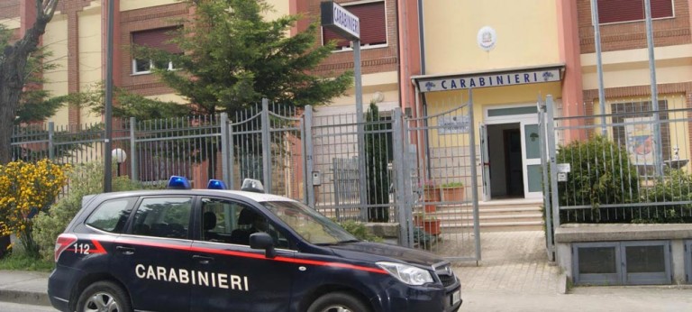 Litiga col fratello e lo prende a badilate in testa, arrestato 42enne