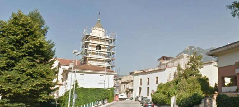Messaggi hot ai mariti, don Enrico si difende: “Allontanato per il volantinaggio”