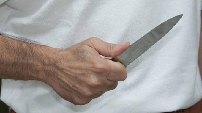 Scampitella, si scaglia contro il fratello e minaccia la madre con un coltello