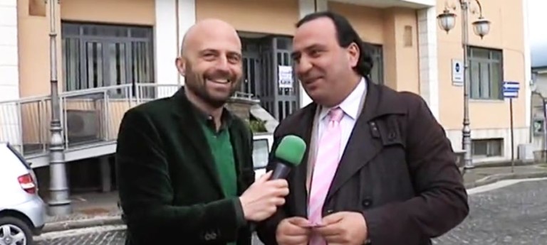 VIDEO/ Pace fatta tra Sirignano e Mugnano, grazie a Luca Abete e Striscia la Notizia