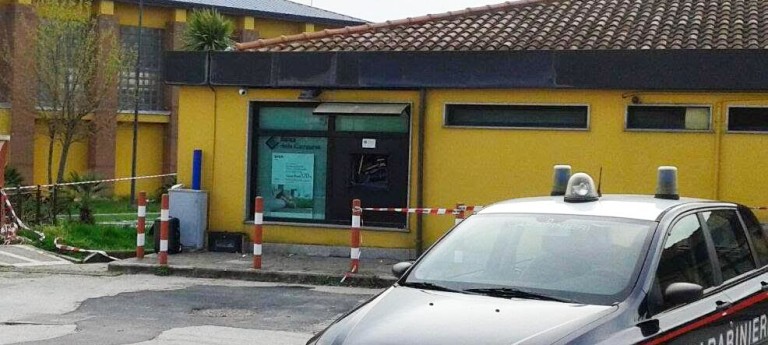 Una bomba per far saltare il bancomat, ecco come hanno agito i ladri